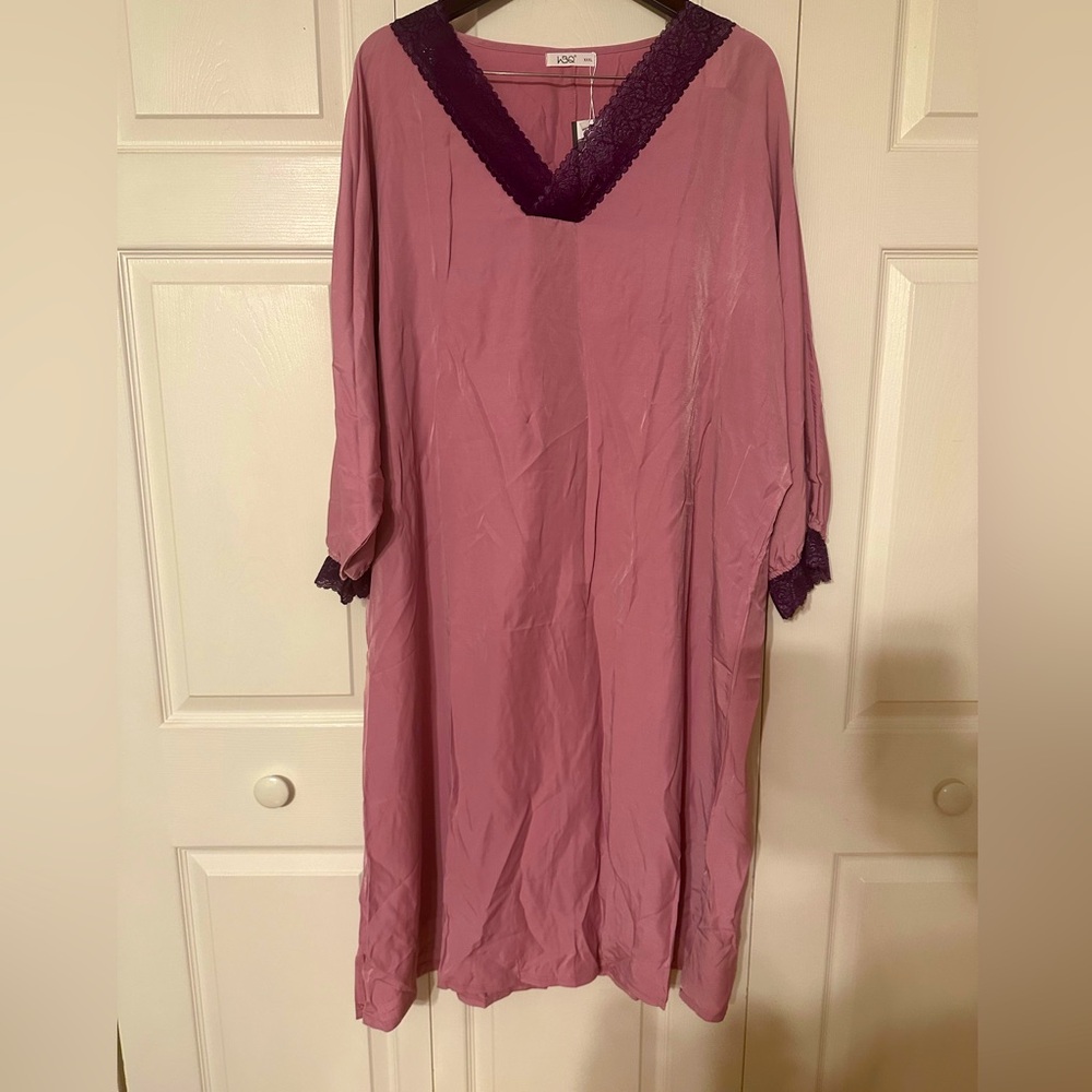We beautiful queen women’s gown size 3x NWT